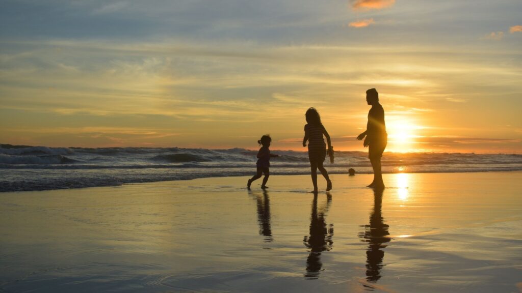 Imagen familia en la playa - Clare Facio Legal 